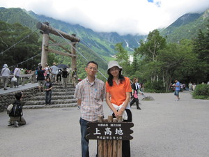 夏の上高地旅行（2010.8.5河童橋の前で）